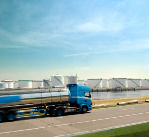 Lastbil som kör på en väg utanför silos, ett av våra projekt